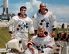 Harrison Schmitt (à gauche), Gene Cernan (assis) et Ronald Evans (à droite)