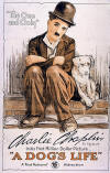 Affiche montrant Charlot l'air triste assis sur un muret en briques  ct d'un petit chien blanc.