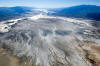 Vue aérienne de la vallée de la Mort avec Badwater au premier plan.