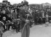 Capture d'cran montrant Charlot devant une foule d'enfants.