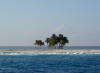 Photographie de l'île de Clipperton, à quelque distance de ses côtes.