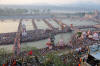 Haridwar, 14 avril 2010 : des plerins se rassemblent  Haridwar pour le dernier jour de baignade sainte. Photogramme du film documentaire Amrit, nectar dimmortalit[1].